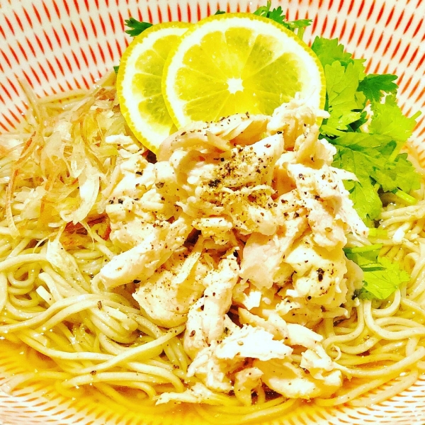 レモン、パクチー、蒸し鶏の塩だし蕎麦