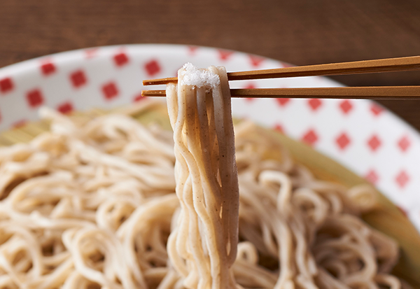 塩をつけて食べる